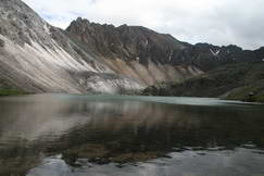 И наконец, озеро под перевалом Ветреный (седло слева) и пик Черный (правее)